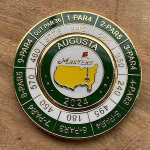 Fabuleux marqueur de balle de golf Masters Augusta Golf Club 2024 en émail avec porte-cartes de score Mondomarker. Cadeau de golf de grande qualité.