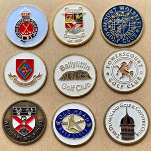 Parcours de golf en Irlande. Ensemble de 9 marqueurs de balle de club de golf irlandais peints à la main. Excellent cadeau de golf de marqueurs de balle de golf de 1 pouce. Inc. Royal Portrush