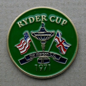 以下が含まれることがあります： ライダーカップの記念コイン。緑と金色のコインで、ライダーカップのロゴ、オールド・ウォーソン・ゴルフコースの名前、1971年が刻まれています。