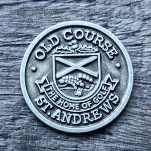 Segnapalle da golf The Old Course St Andrews - Scozia. Regalo di compleanno unico per gli amanti del golf. Segnapalle da golf in peltro di qualità con moneta in metallo goffrato.