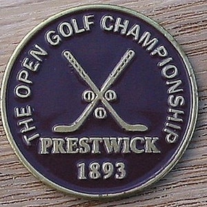 Moneta in rilievo con marcatore per palline da golf dipinto a mano per l'Open Championship del 1893. Il Prestwick Golf Club in Scozia. Regalo unico per qualsiasi golfista.