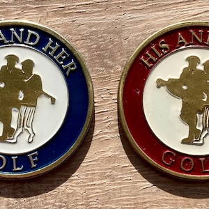 Hervorragendes Paar von handbemalten Metallmünzen-Golfballmarkern Golfgeschenk. Ideale Hochzeit oder Golfgeschenk für Sie und Ihn.Vintage USA Ballmarker wie neu