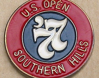 Könnte beinhalten: Ein runder roter, weißer und blauer Pin mit dem Text "U.S. OPEN SOUTHERN HILLS" und der Zahl "77" in der Mitte.