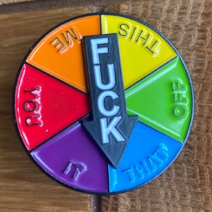 Para el golfista enfadado: ¿una insignia? ¿Quizás un marcador de pelota de golf? Pin de esmalte "Maldita sea la rueca" - Pin "Maldita seas" - Pin divertido. Regalo de cumpleaños o presente.