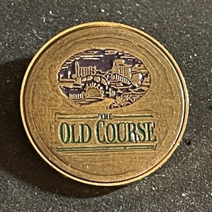 Marcador de pelotas de golf Old Course St Andrews, Escocia. Regalo de golf de cumpleaños único. Marcador de pelotas de golf con vástago de metal en relieve de alta calidad.