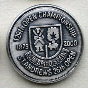 Segnapalle da golf Old Course St Andrews - Scotland Open 2000. Regalo di compleanno per il golf. Segnapalle da golf in metallo goffrato in peltro di alta qualità.