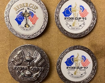 Peut inclure: Quatre marqueurs de balle de golf argentés avec le logo de la Ryder Cup. Les marqueurs présentent les années 1993, 1995, 1997 et le texte "Johnnie Walker".