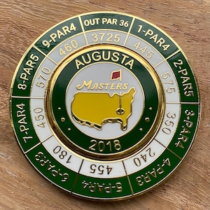 Fabuleux marqueur de balle de golf émaillé Masters Augusta Golf Club 2018 avec porte-cartes de score Mondomarker. Cadeau de golf de grande qualité.