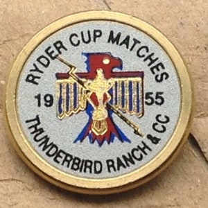 Peut inclure: Une épingle ronde dorée avec le texte "Ryder Cup Matches 1955 Thunderbird Ranch & CC" et un motif d'aigle rouge, bleu et or.