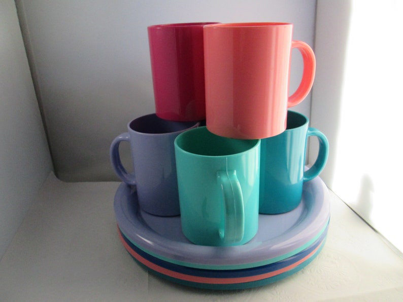 Vintage Plastic Picnic Set Of 6 Mugs And 5 Plates Ware Image 0