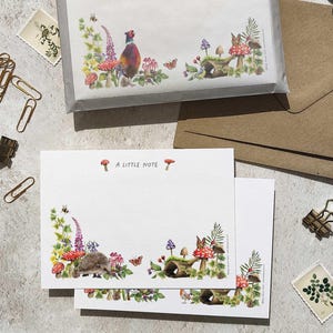 Set de regalo con 10 postales planas y sobres de animales del bosque.