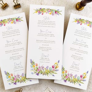 Tarjetas de menú de boda primaveral con delicados diseños florales