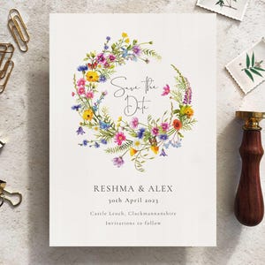 Wildblumen Save the Date Karte und Umschläge. Vollständig personalisierte, gedruckte Luxus-Hochzeitskarten, die mit echten Aquarellen entworfen wurden.