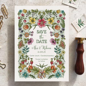 Tarjeta y sobres para guardar la fecha de boda con motivos florales vintage. Tarjetas de boda de lujo totalmente personalizadas e impresas.