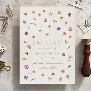 Gepresste Wildblumen Save the Date Karte und Umschläge. Vollständig personalisierte, gedruckte Luxus-Hochzeitskarten, die mit echten Aquarellen entworfen wurden.
