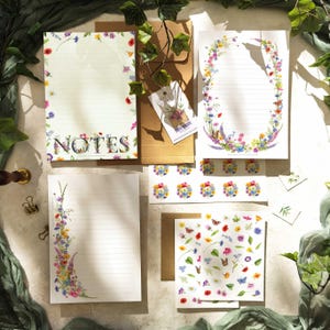 Blooming Liaisons: Juego de escritura de cartas con notas de flores silvestres - Papelería de regalo con motivos florales