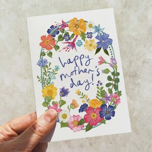 Tarjeta y sobre para el Día de la Madre con borde festivo brillante y colorido