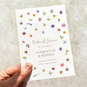 Programa de boda con flores silvestres prensadas: acuarelas delicadas y detalles personalizados
