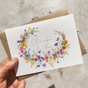 Invitación de boda con flores silvestres, invitación plegada y sobres. Tarjetas de lujo totalmente personalizadas e impresas, diseñadas con acuarelas reales.