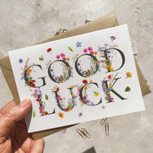 Tarjeta y sobre de felicitaciones de buena suerte con cartas de flores silvestres
