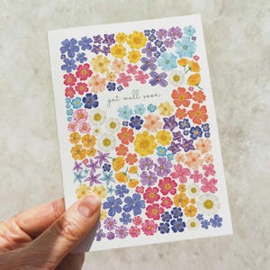 Helle und bunte festliche festliche Blumenkarte und Umschlag