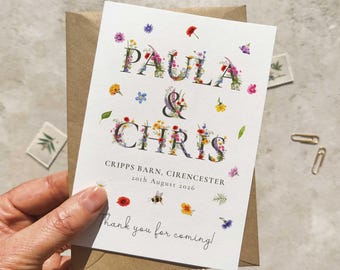 Tarjetas y sobres de agradecimiento de boda personalizados con letras de flores silvestres plegadas