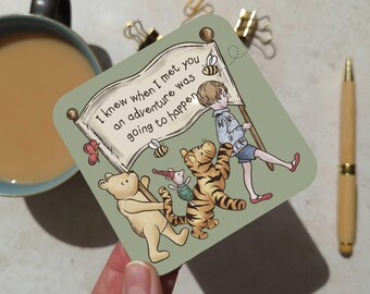 Winnie Coaster mit Geschenkkarte | A.A. Milne Zitat | MDF Getränke Matte | Grünes Abenteuer