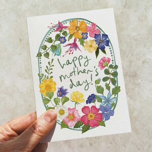 Tarjeta y sobre para el Día de la Madre con flores festivas brillantes y coloridas