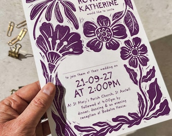 Personalisierte A5-Hochzeitseinladung (Beispiel) | Linolschnitt-Blumenmuster | Optionale Zeitleiste & QR-Code