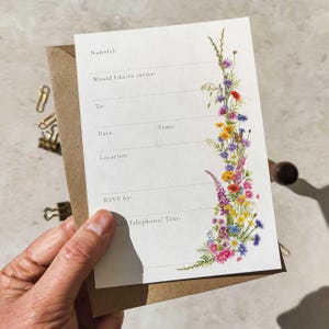 Wildblumen blanko Einladungen und Umschläge. Blumige, doppelseitige sofort beschreibbare Einladungskarten.