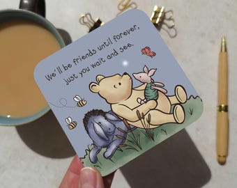 Winnie Coaster mit Geschenkkarte | A.A. Milne Zitat | MDF Getränke Matte | Ferkel-Iah-Freundschaft