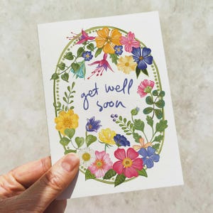 Tarjeta y sobre de pronta recuperación con un jardín festivo, brillante y colorido