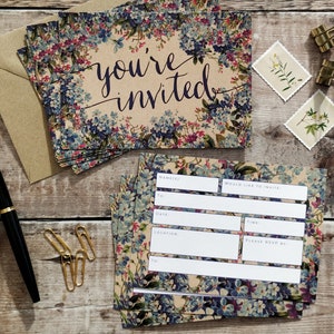 Cartes d'invitation prêtes à écrire, Fleurs bleues myosotis, Cottagecore, Espaces pour compléter vous-même, Petits motifs floraux kraft rustiques