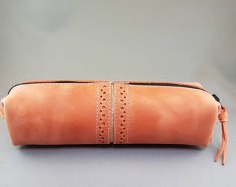 Trousse Rouxie orange avec décoration cuir doré.