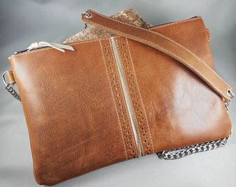 Pochette Rouxie en cuir marron pleine fleur avec chainette et épaulette cuir.