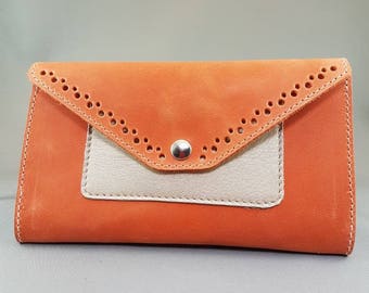 Porte-feuille Rouxie orange avec décoration cuir doré.