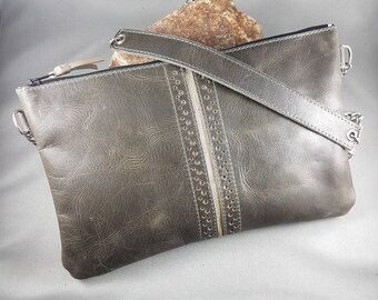 Pochette Rouxie en cuir gris pleine fleur avec chainette et épaulette cuir.