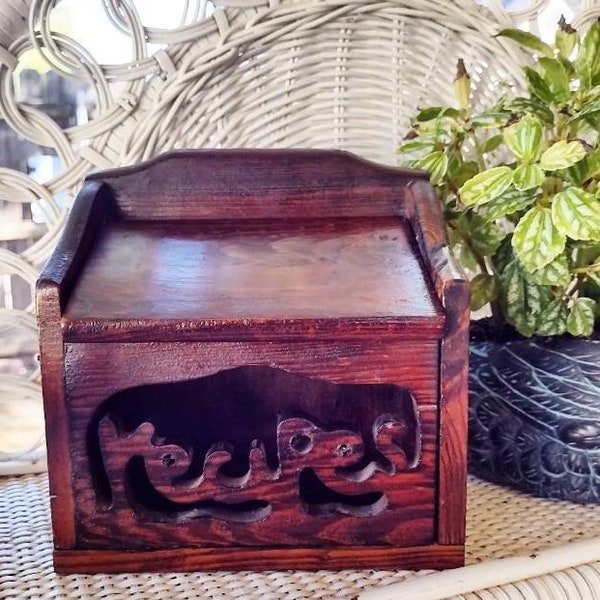 Vintage recipe box. Recipes. Wooden recipe box. Vintage kitchen. 1970s. Retro recipe box.