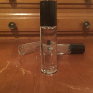 Rollerbottle 10 ml essential oils and Coconut Oil. For use in aromatherapy, as perfume, massage oil and much more.