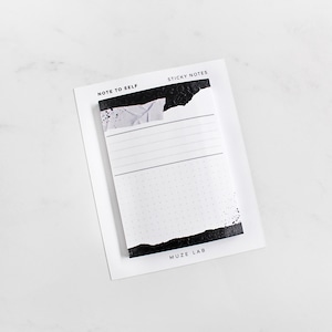 Puede incluir: Un bloc de notas adhesivas blanco con un diseño en blanco y negro. Las palabras "NOTE TO SELF" y "STICKY NOTES" están impresas en la parte superior. La parte inferior del bloc tiene las palabras "MUZE LAB".