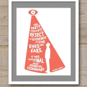 Può includere: Stampa artistica incorniciata con bordo bianco. Una grafica rossa di un occhio proietta un riflettore su una silhouette. Il riflettore contiene il testo: "THE PARTY TOLD YOU TO REJECT THE EVIDENCE OF YOUR EYES AND EARS. IT WAS THEIR FINAL MOST ESSENTIAL COMMAND" - George Orwell.