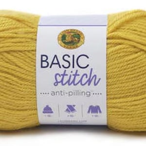 Könnte beinhalten: Ein Knäuel gelber Wolle mit einem weißen Etikett. Auf dem Etikett steht "BASIC stitch" in großen Buchstaben, darunter "....anti-pilling....". Das Garn ist einfarbig senfgelb und eignet sich für Strick- und Häkelprojekte.