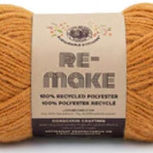 Könnte beinhalten: Eine orangefarbene Garnrolle mit dem Etikett "RE-MAKE 100% Recycling-Polyester 100% Polyester Recycle" und einem kleinen Blumendesign.