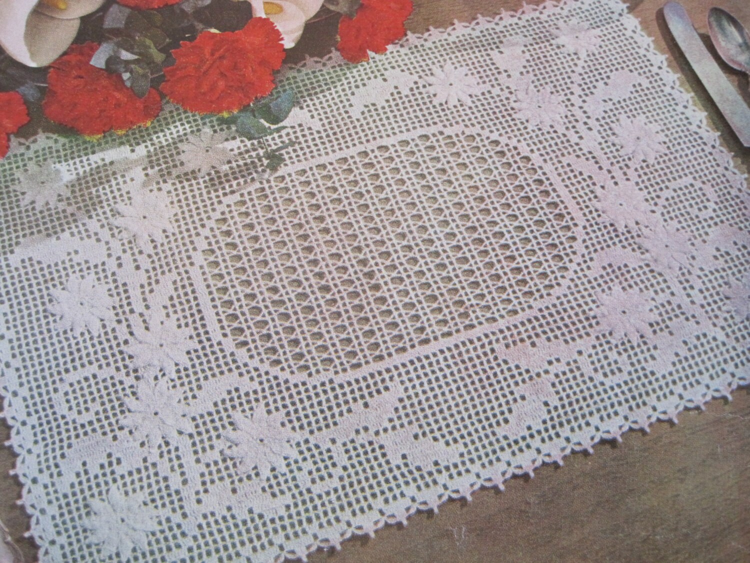 Crochet Pattern - Embossed Daisy Place Mat - 12" x 18" - Vintage