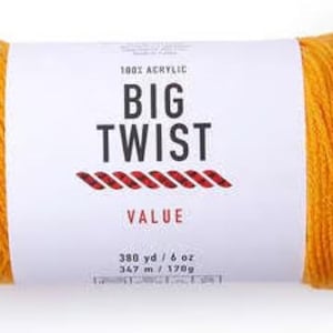 Puede incluir: Un ovillo de hilo acrílico amarillo brillante con una etiqueta blanca. La etiqueta dice "BIG TWIST VALUE" en texto negro con un diseño rojo y blanco. El hilo es de 170 g y 347 m.