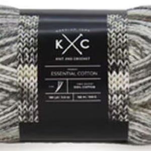 Peut inclure: Une pelote de fil Essential Cotton dans les tons de gris, blanc et marron. Le fil est enveloppé d'une étiquette noire portant l'inscription "Knit and Crochet" et le logo de la marque. Le fil est 100% coton.