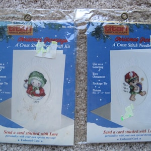 Lote de dos Kits de punto de Cruz - tarjetas de saludos de Navidad - alegría y Rat-Tat-Tat - Vintage 1988 - NIP nuevo