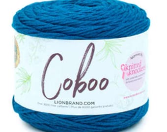 Könnte beinhalten: Eine türkisfarbene Garnrolle von Coboo mit einem weißen Etikett, auf dem "Coboo" und "Lionbrand.com" steht.