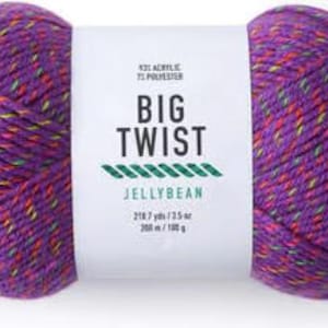 Puede incluir: Ovillo de lana Big Twist Jellybean morada con motas amarillas, naranjas y verdes. La etiqueta dice "BIG TWIST" y "JELLYBEAN". El hilo es de 200 m / 100 g.