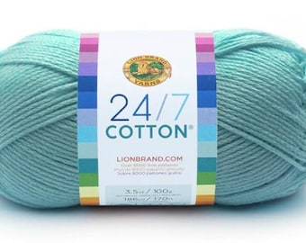 Könnte beinhalten: Eine Knäuel Lion Brand 24/7 Cotton Garn in der Farbe Aqua. Das Garn ist 100% Baumwolle und wiegt 100 g (3,5 oz).